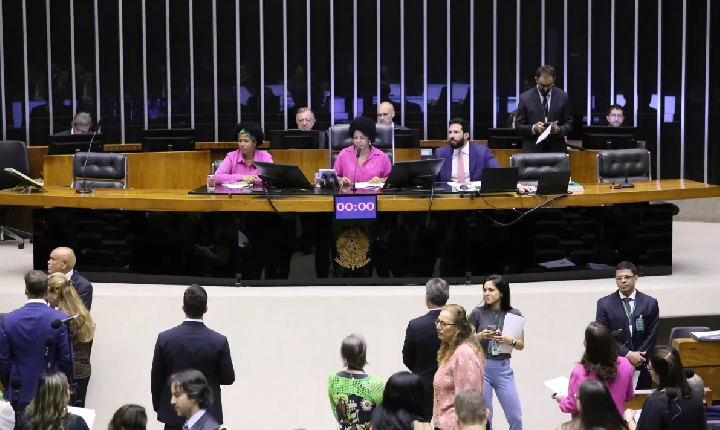 Câmara aprova licença menstrual de até dois dias para trabalhadoras; texto segue para o Senado