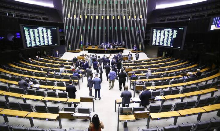 Câmara aprova reclusão de até 15 anos para quem alterar bebidas e causar morte; acompanhe