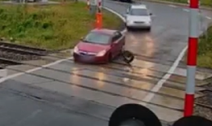 Carro perde uma roda no pior momento possível e faz os ocupantes agirem às pressas