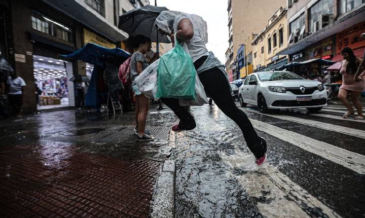 Frente fria muda o tempo e favorece chuvas no estado de São Paulo