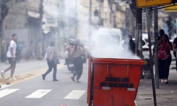 Moradores retiram cerca de 50 corpos em área de mata após operação  