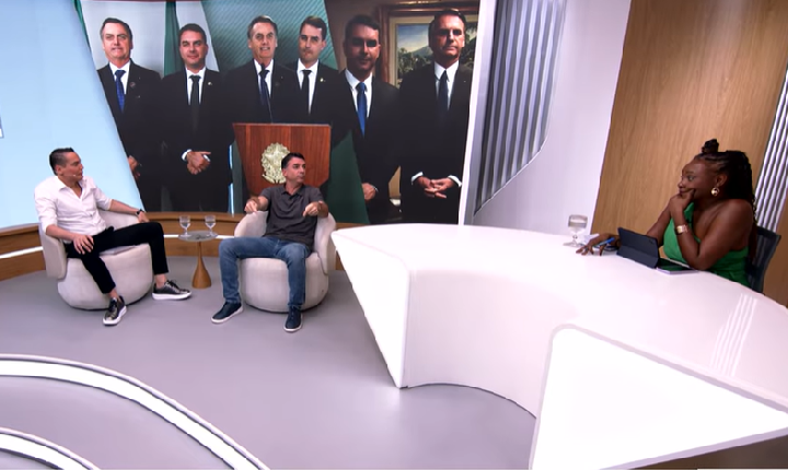 Zezé di Camargo deveria pedir desculpas às filhas de Silvio Santos, afirma Flávio Bolsonaro