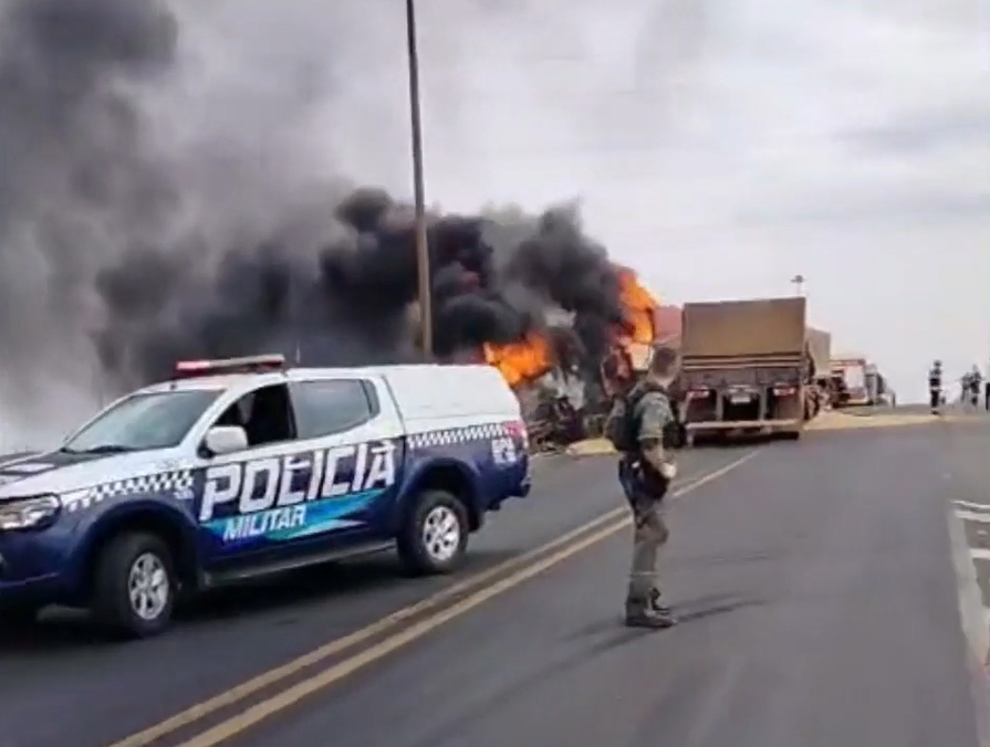 Carretas pegam fogo após acidente em viaduto da BR-262; uma vítima confirmada