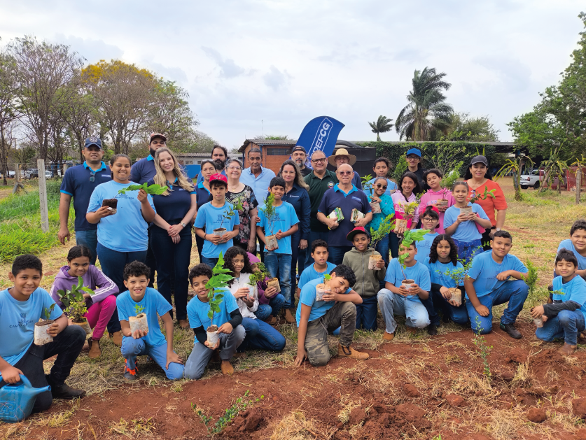 Estudantes participam de plantio de mudas frutíferas na Semana da Árvore