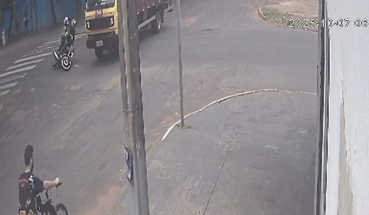 Acidente entre caminhão e moto termina com uma vítima na região das Moreninhas