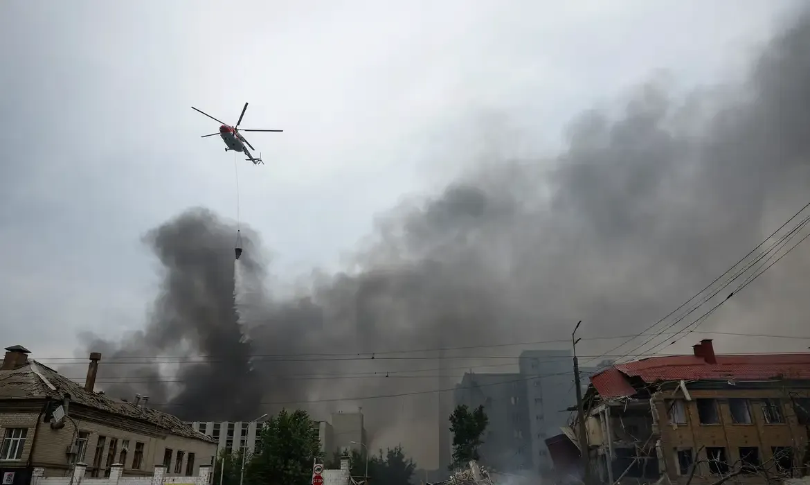 Ataques noturnos entre Rússia e Ucrânia deixam mortos e geram apagões em Kiev