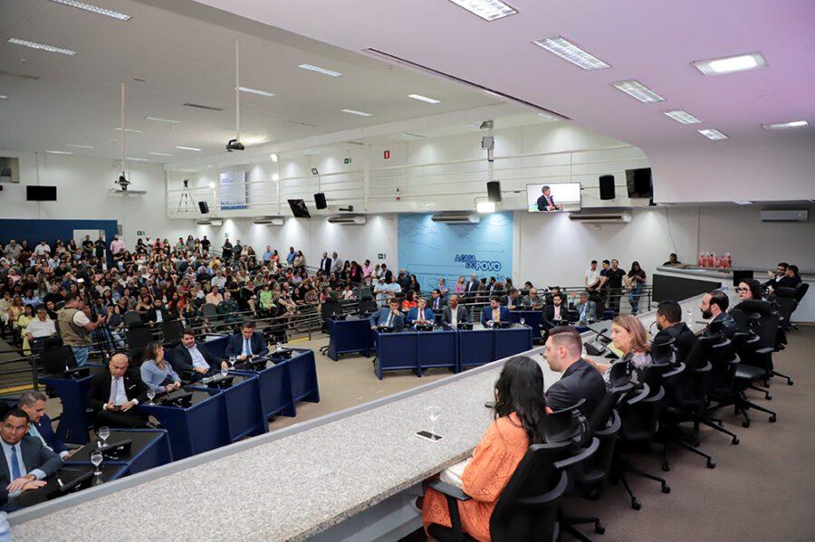 Câmara Homenageia Profissionais da Educação em Sessão Solene