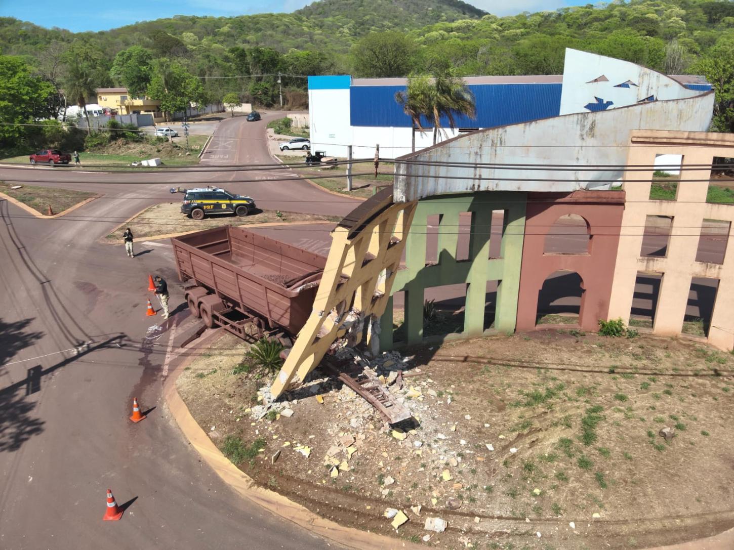 Caminhão colide com pórtico de entrada de Corumbá e mobiliza equipes de segurança