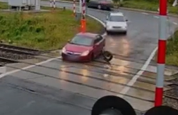 Carro perde uma roda no pior momento possível e faz os ocupantes agirem às pressas