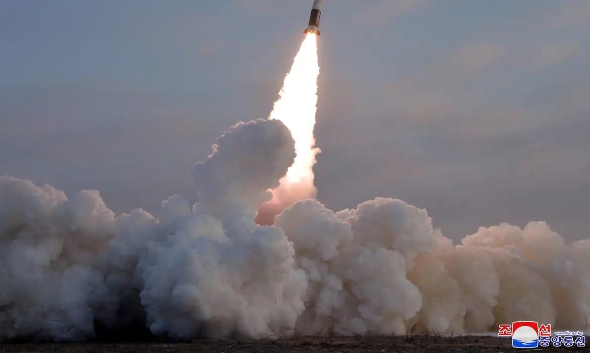 Coreia do Norte lança míssil balístico em direção ao leste