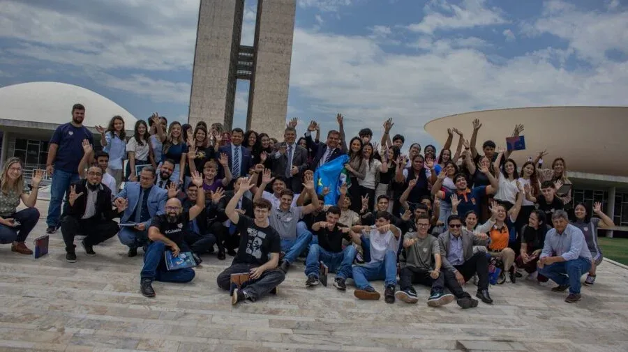 Estudantes de Ribas do Rio Pardo participam de visita ao Congresso por projeto de liderança