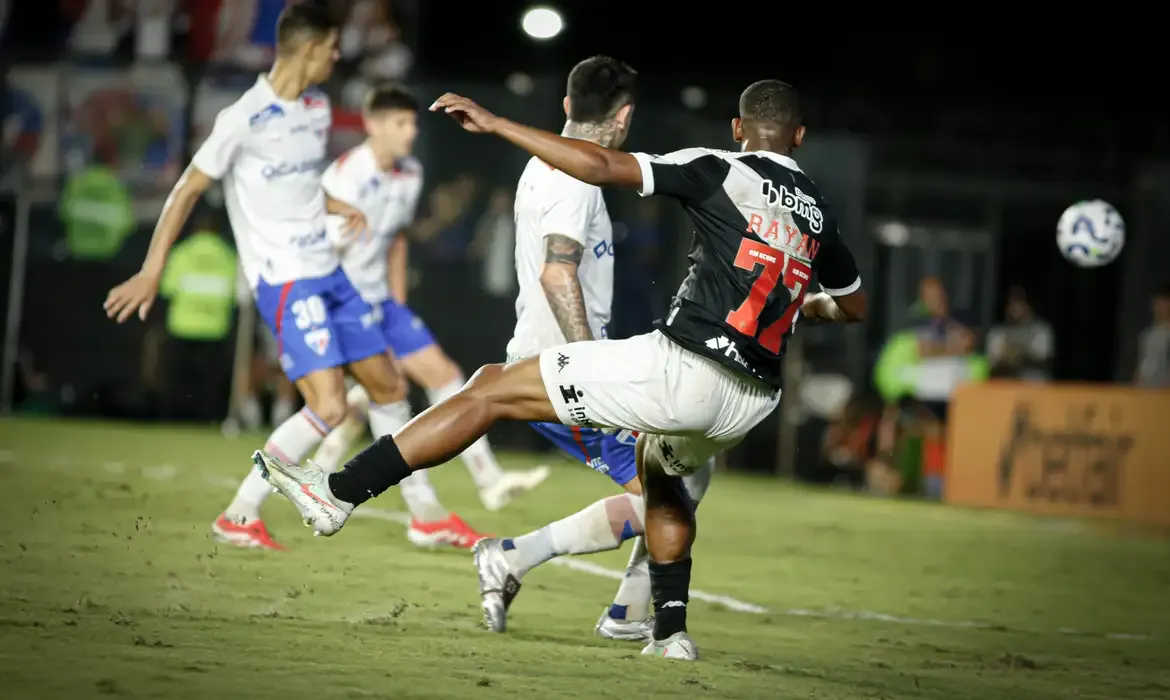 Fortaleza e Vasco duelam hoje com transmissão em TV, streaming e rádio em todo o país