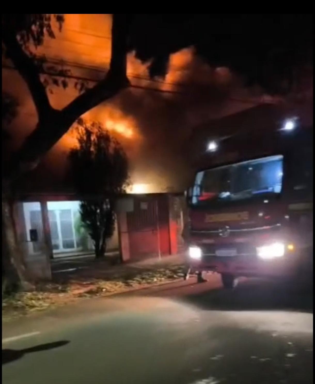 Incêndio atinge loja de lubrificantes em Campo Grande e mobiliza equipes do Corpo de Bombeiros
