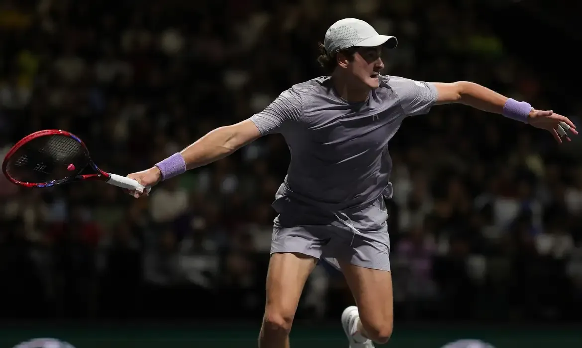 João Fonseca vira sobre Shapovalov e avança no Masters 1000 de Paris