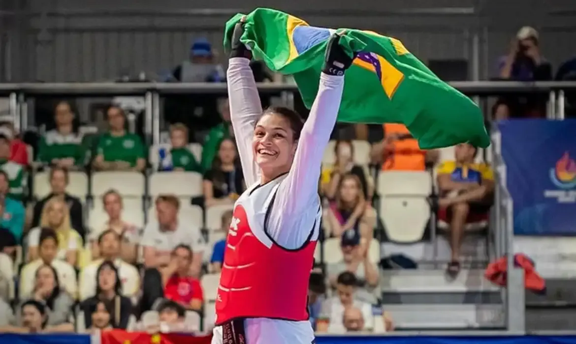 Maria Clara Pacheco conquista o título mundial de taekwondo na China
