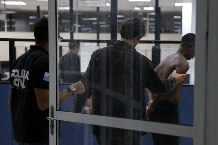 Ministros farão reunião de emergência com Castro nesta quarta-feira