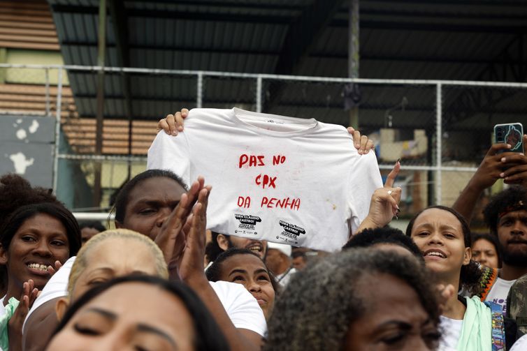 Moradores de favelas protestam no Rio após megaoperação com 121 mortos