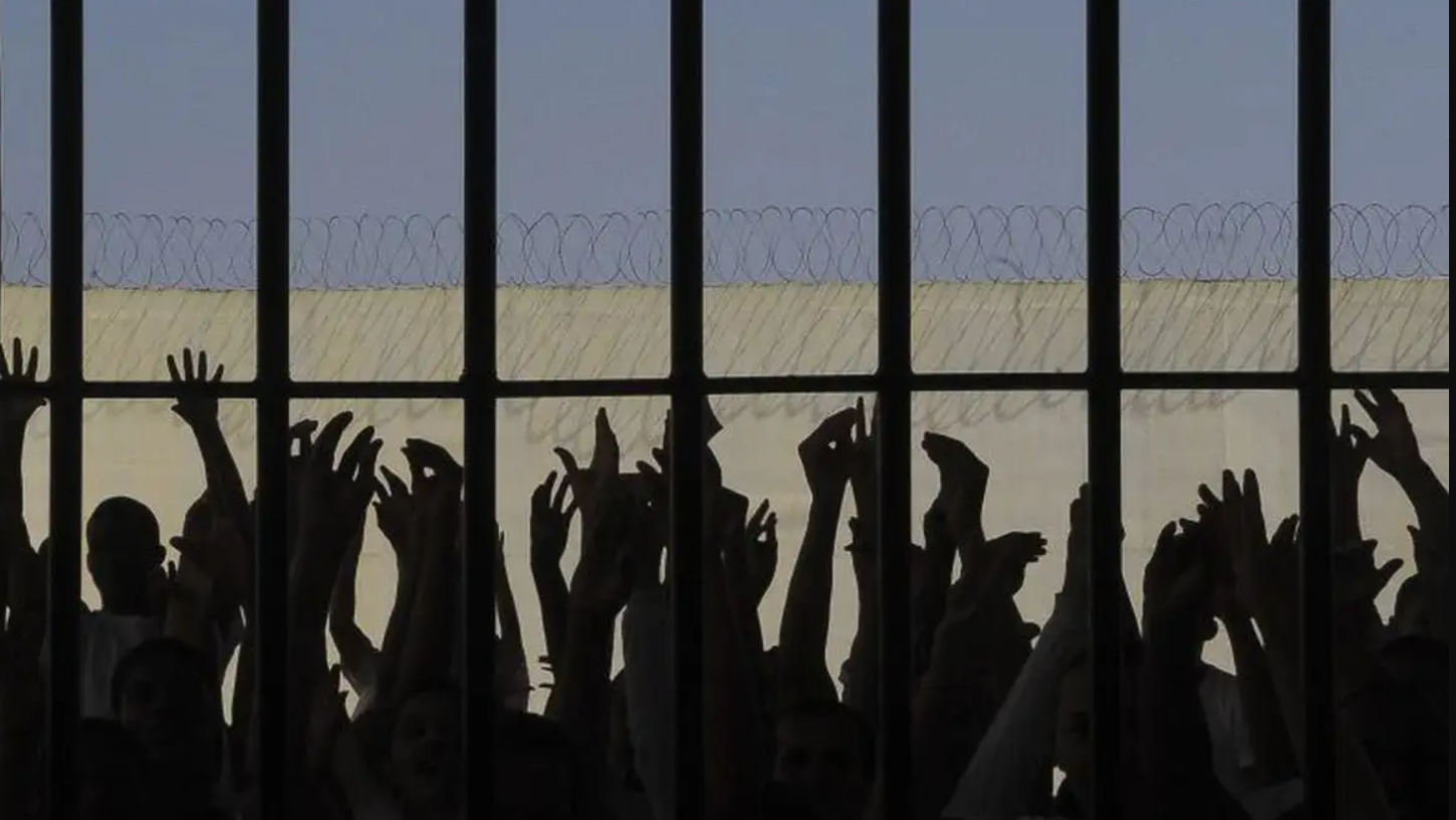 Policial que teria forçado relação sexual com 5 detentos é afastado