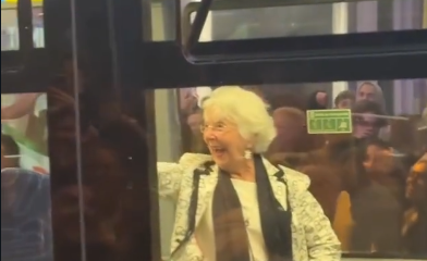 Senhorinha acena de ônibus para multidão que esperava a cantora Rosalía e viraliza