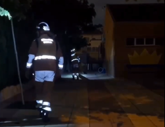 Vizinhos acionam bombeiros após escola tocar “Parabéns a Você” por mais de 5 horas durante a madrugada, na Espanha.