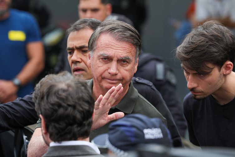 Bolsonaro passa por audiência de custódia neste domingo