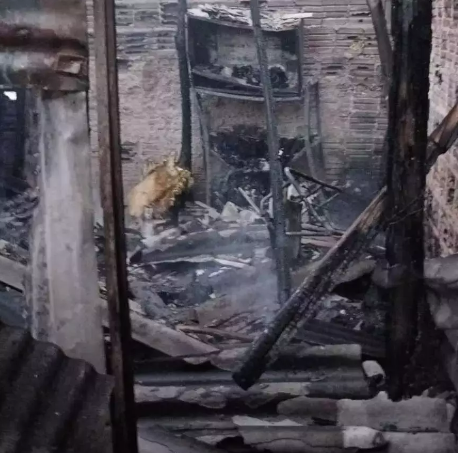 Casa em alto de morro é destruída por fogo em Corumbá