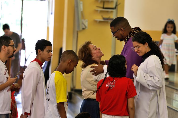 Em igreja na Penha, fiéis rezam por paz e proteção em semana de horror