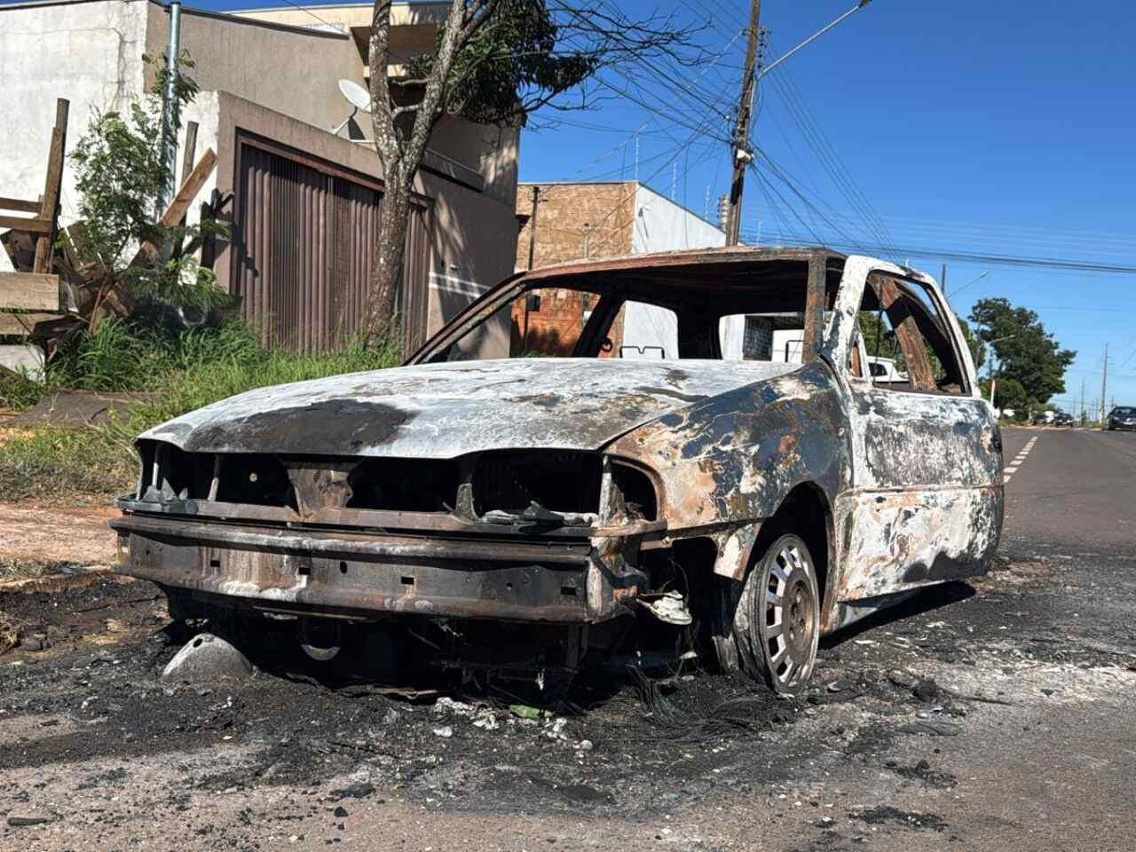 Gol fica destruído após pegar fogo durante madrugada no Parque dos Novos Estados