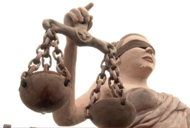 Mulher vai a júri por matar proprietário com golpes de faca após discussão por aluguel