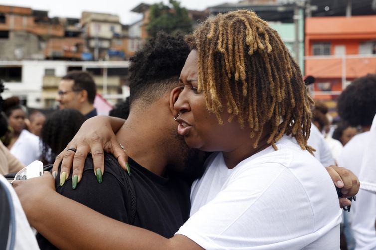 Sob facções e operações, população de favelas vive traumas e adoece