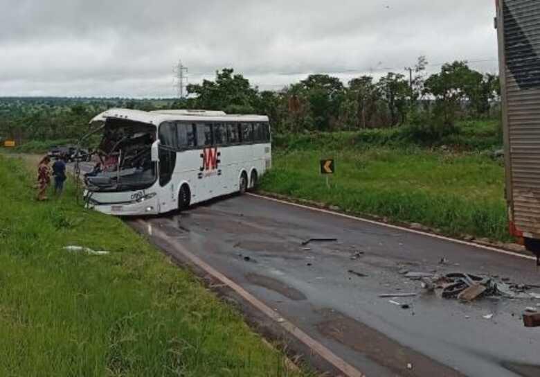 Acidente entre ônibus e carreta deixa um morto na BR-262 em Dois Irmãos do Buriti