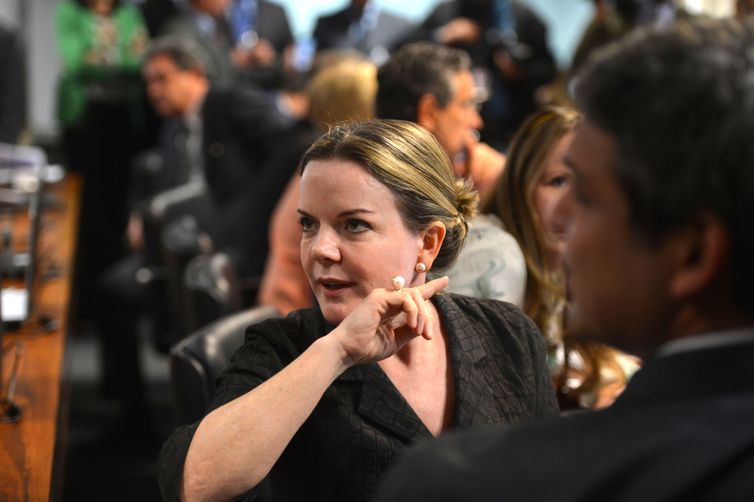 Gleise culpa Selic pela dívida pública e não as despesas do governo