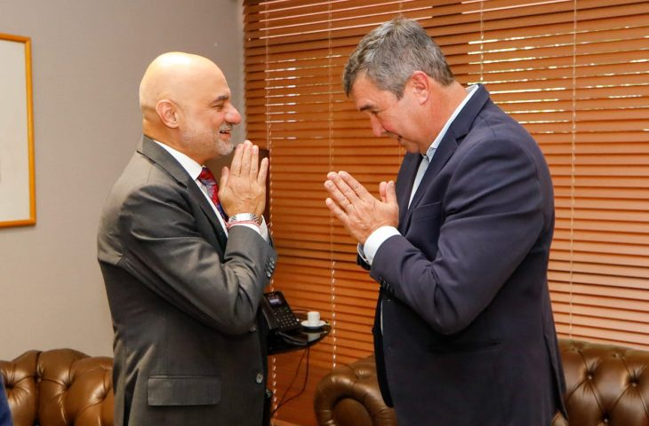 Governo de MS mantém cooperação com Índia para ensino de yoga em escolas da rede estadual