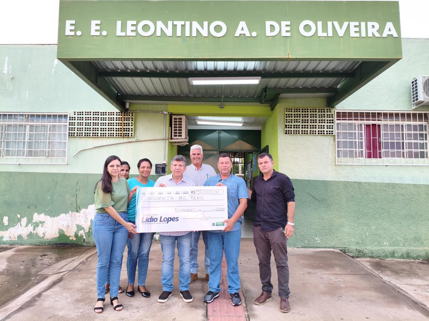 Lidio Lopes visita Rio Negro, entrega computadores à Escola Leontino e participa da última sessão da Câmara Municipal