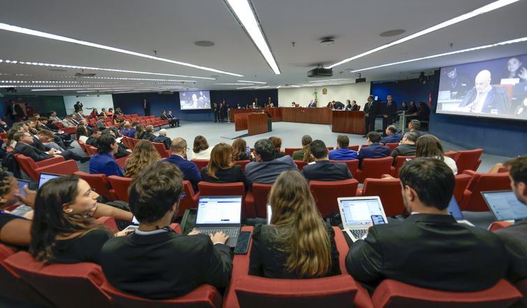 Moraes nega incluir ministro Fux em julgamento do núcleo 2