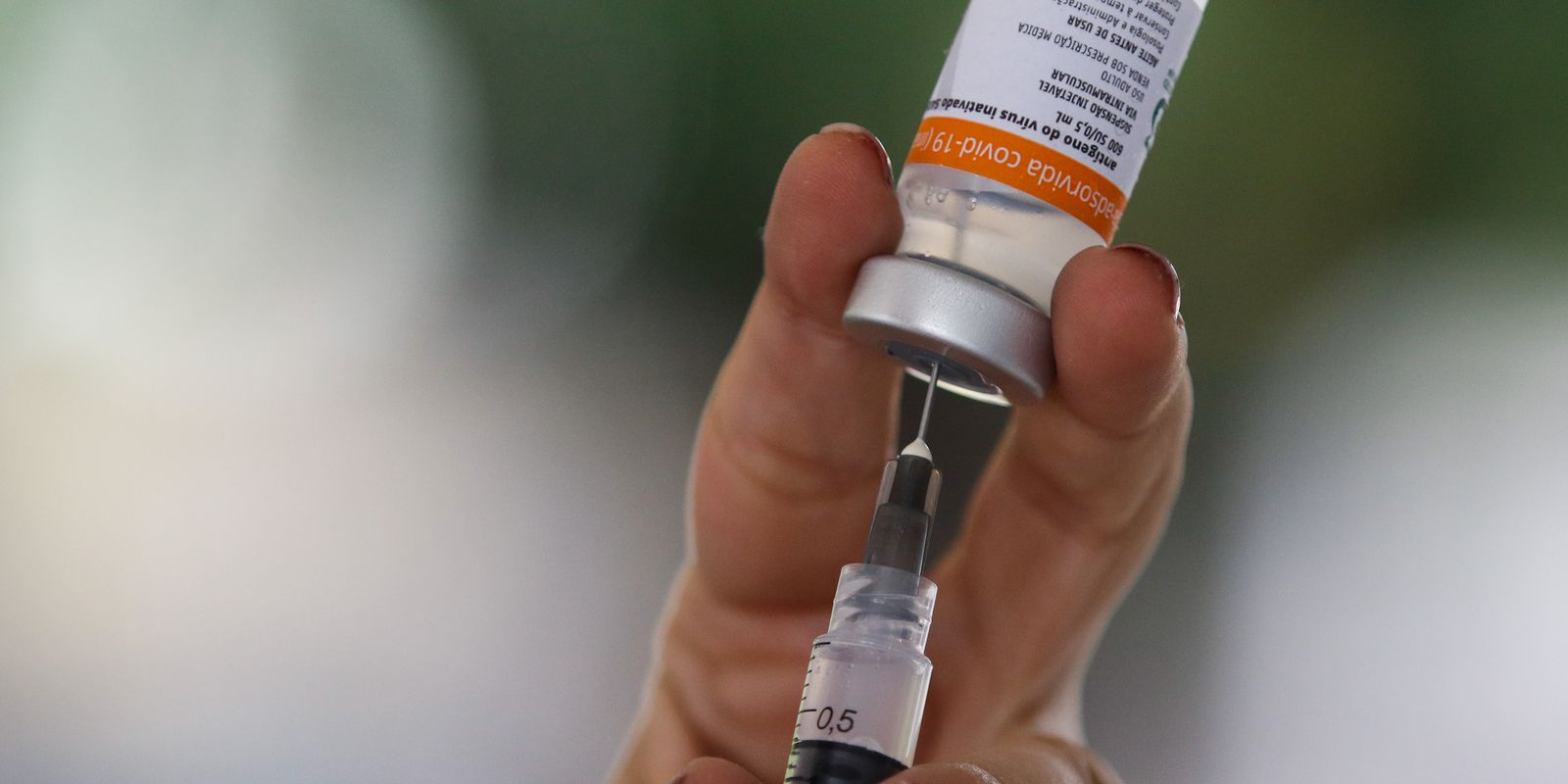 Há 5 anos, Brasil aplicava primeiras doses de vacina contra a covid-19