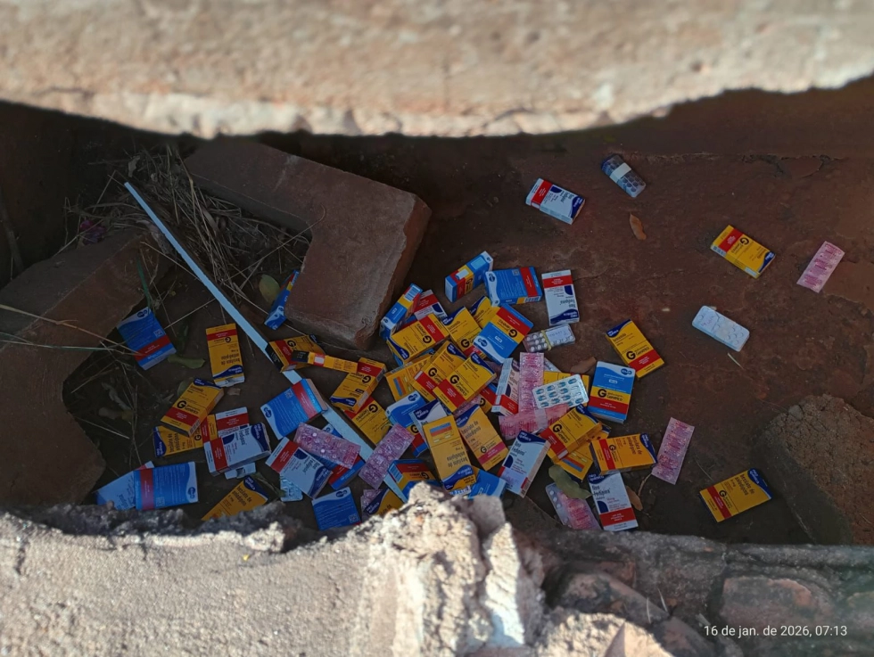 Medicamentos de farmácia básica encontrados jogados em via pública causam revolta em população de Nova Andradina