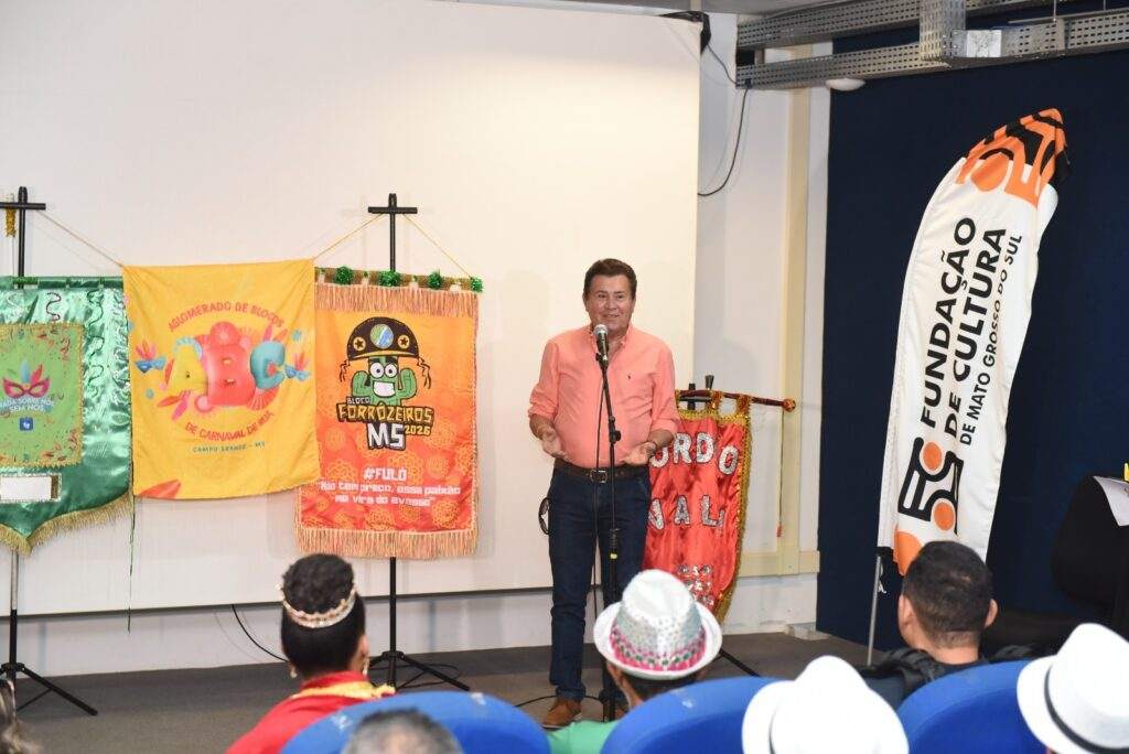 O  diretor-presidente da Fundação de Cultura (Fundac) de Campo Grande, Valdir Gomes debate com figuras do carnaval Foto: Divulgação