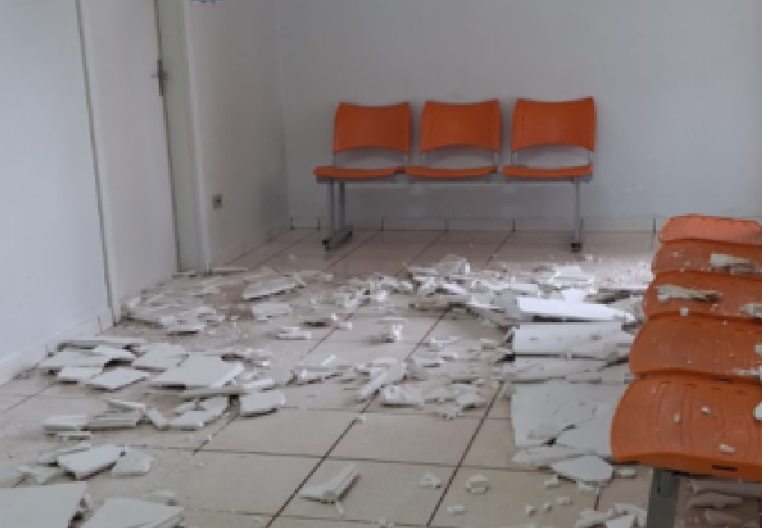 Placas de gesso caem do teto e assustam populares em USF do José Tavares