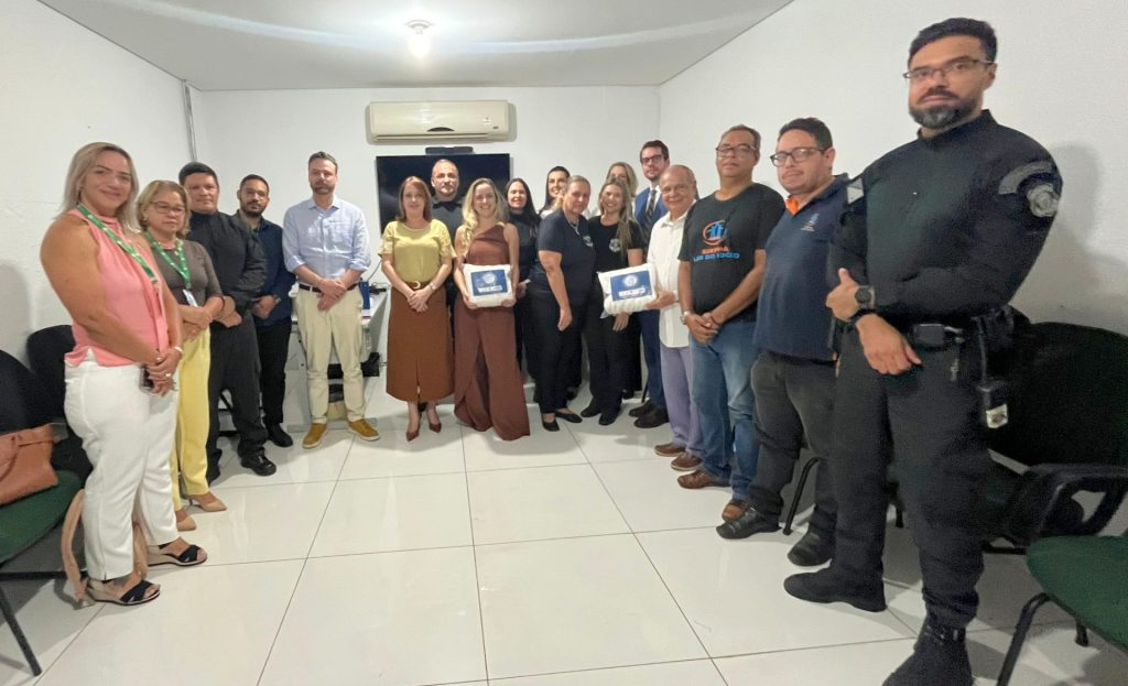 Representantes da Agepen, Hospital São Julião e outras entidades durante entrega das primeiras unidades fabricadas no sistema prisional. Foto: Agepen