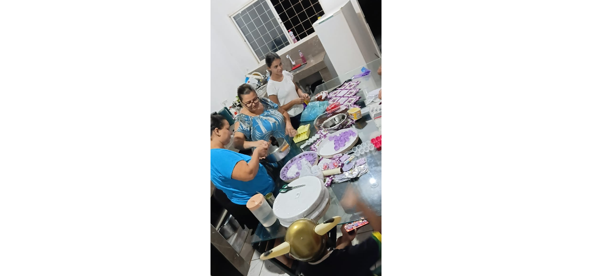 Família unida na preparação dos produtos para venda