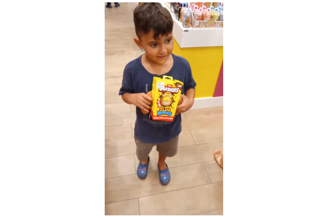 Filho mais novo com o Boneco Indestrutível