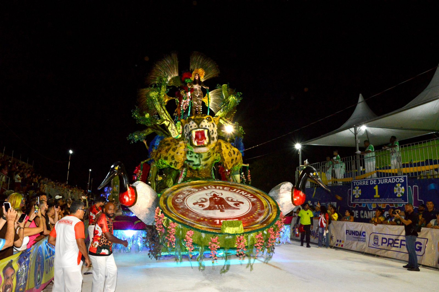 Primeira noite de desfiles tem 15 mil na Praça do Papa, segundo prefeitura