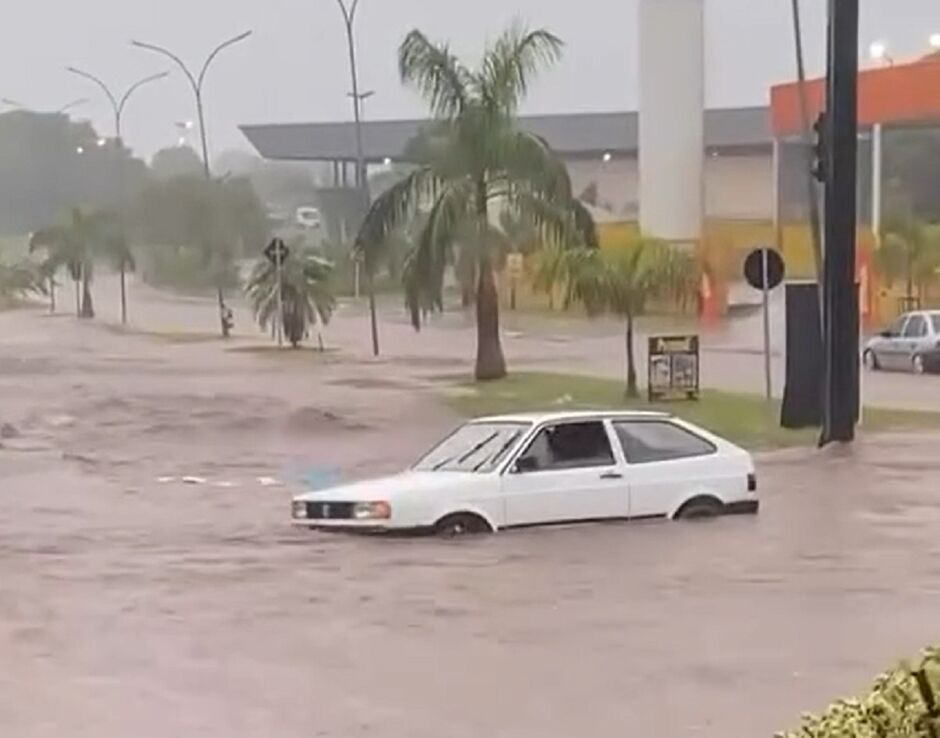 Carro fica ilhado em chuva forte e passageiros passam por situação assustadora em Caarapó