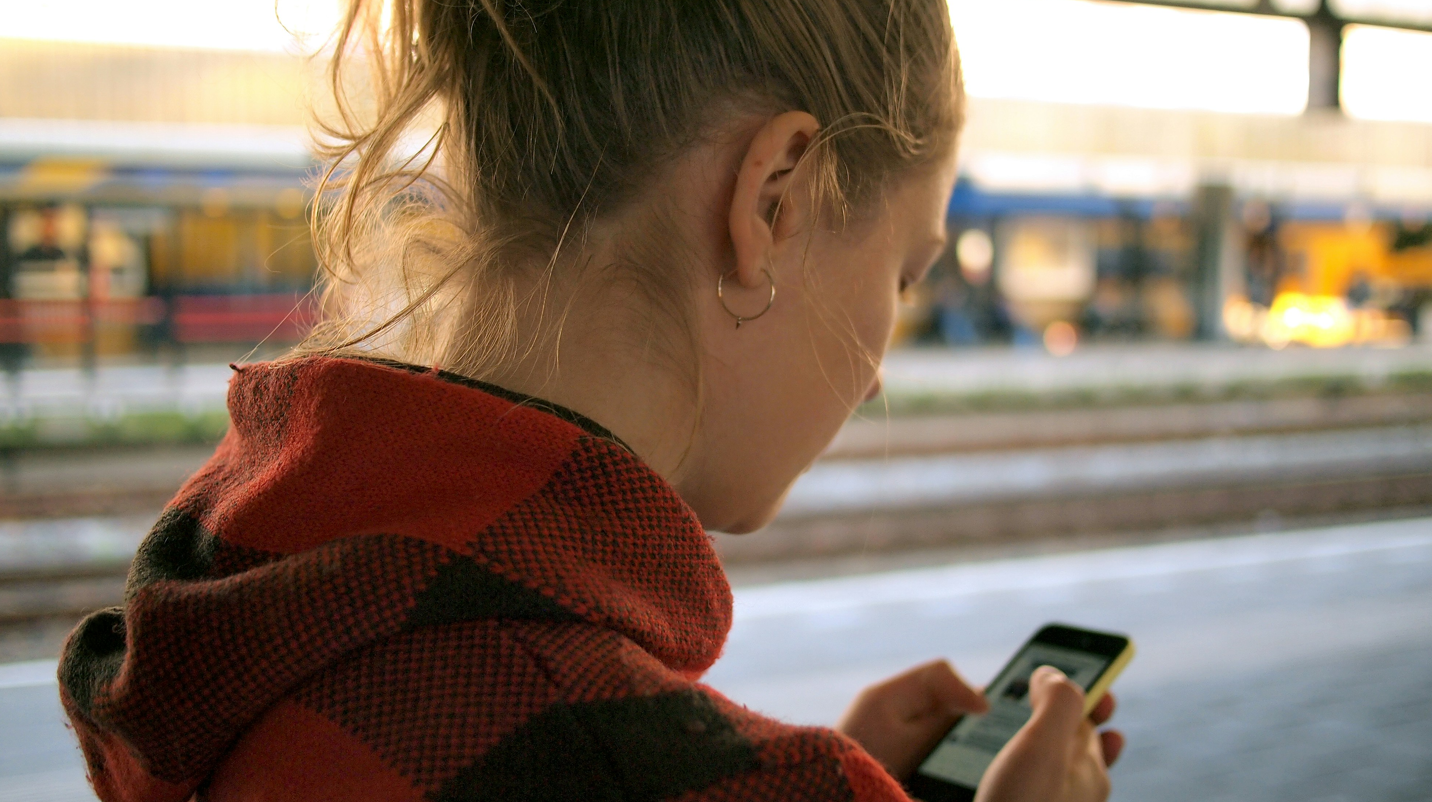Celular na mão, horas na cadeira e estresse acumulado: a combinação silenciosa que está sobrecarregando os corpos