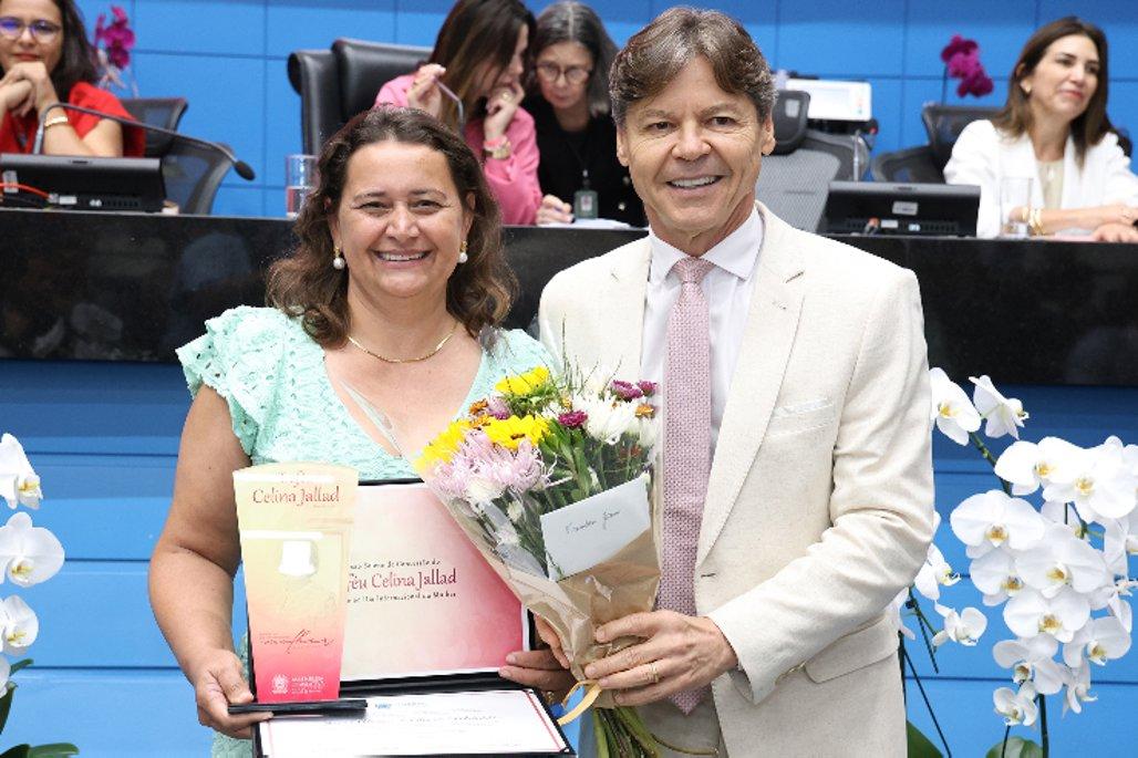 Deputado Paulo Duarte homenageia Joana Michalski com o Troféu Celina Jallad