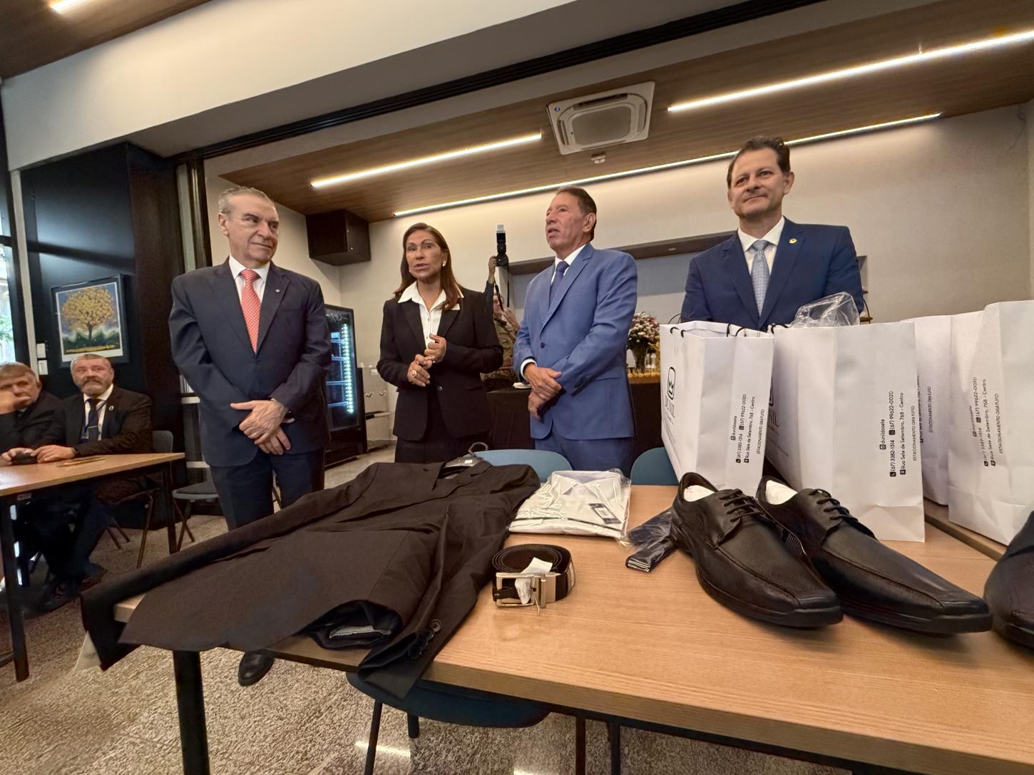 Gerson Claro reforça valorização dos servidores com entrega de uniformes na ALEMS