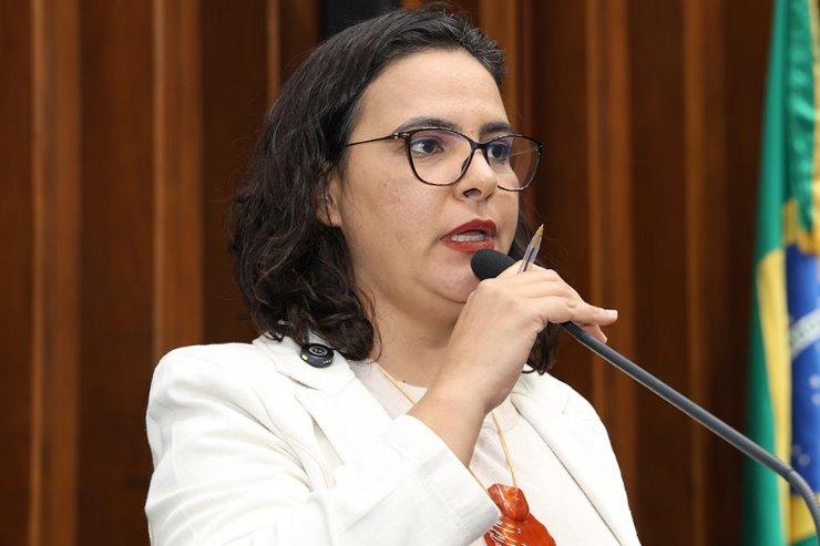 Gleice Jane cobra explicações do Governo de MS sobre atraso em repasses consignados e convocações de professores concursados
