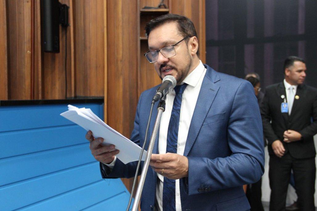 Lucas de Lima apresenta projeto que autoriza sepultamento de pets em jazigos familiares