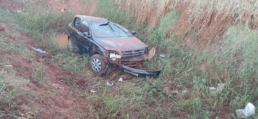 Motorista passa bem após capotar com o carro e cair em caixa de contenção em Angélica